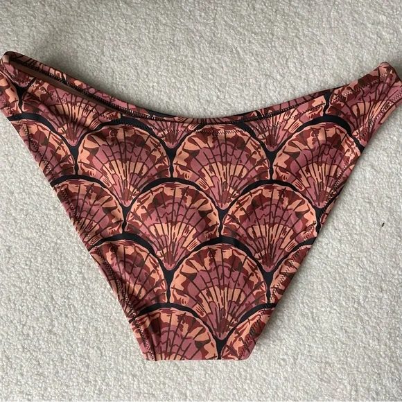 Madewell Second Wave Curved-Waist Bikini Bottom in Painted Seashells - Picture 6 of 8